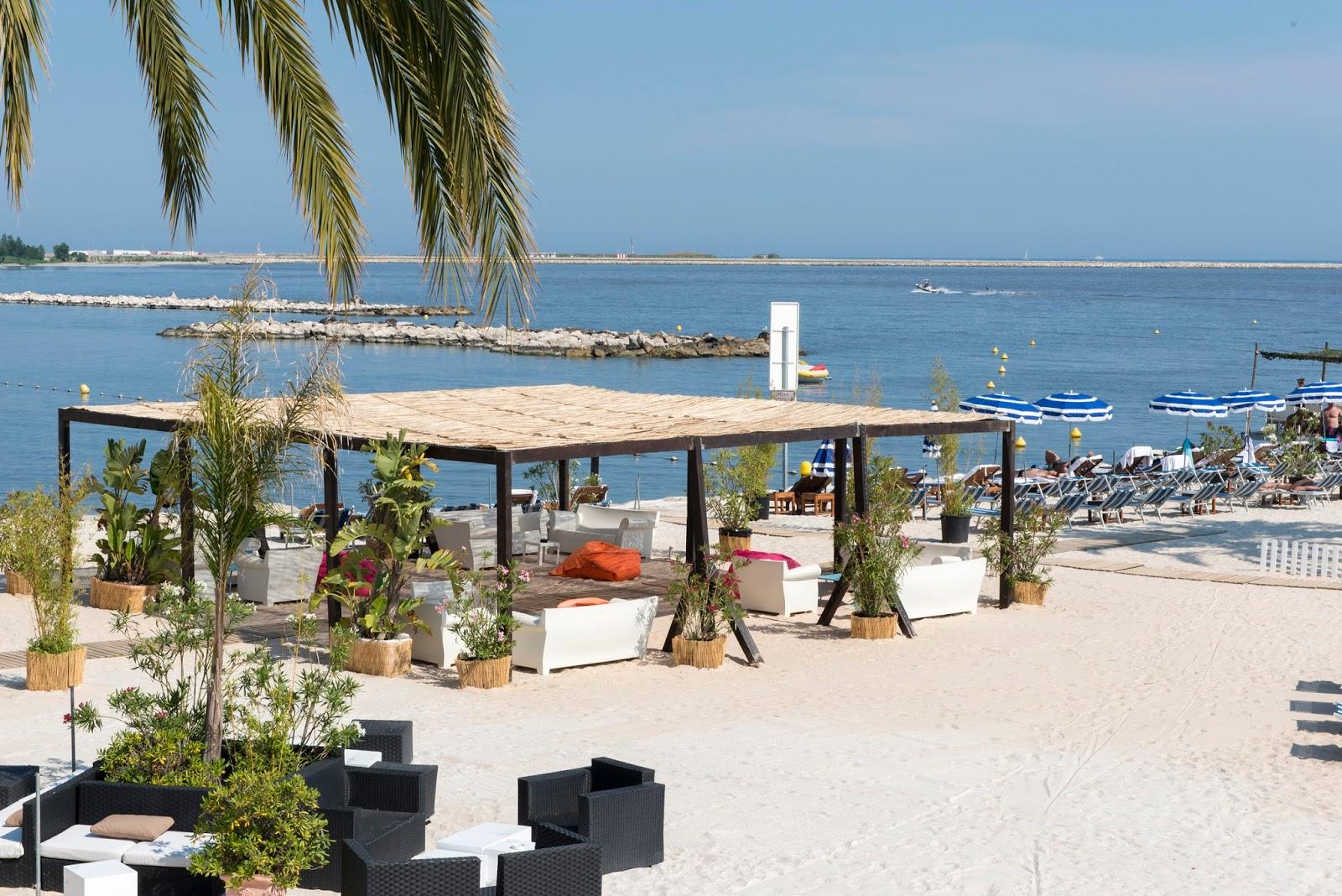 Sandee Bay Star Beach & Lounge