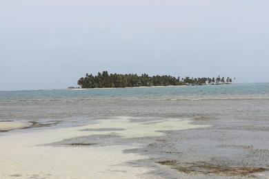 Sandee Isla Crawl Cay Beach