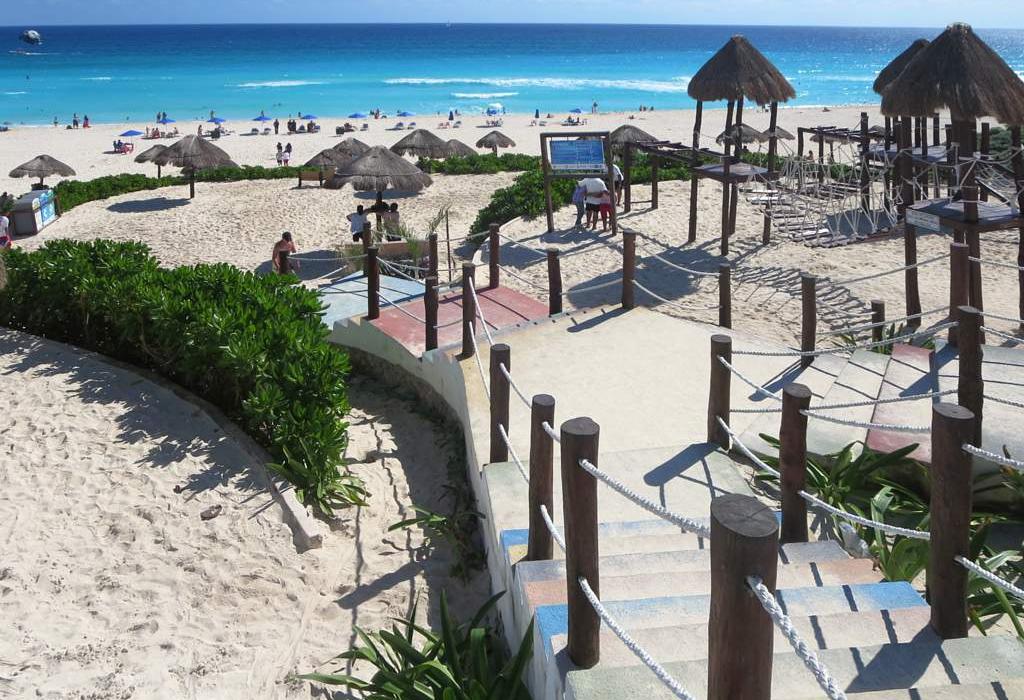 Sandee Playa Delfines