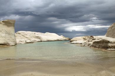 Sandee Sarakiniko Beach Photo