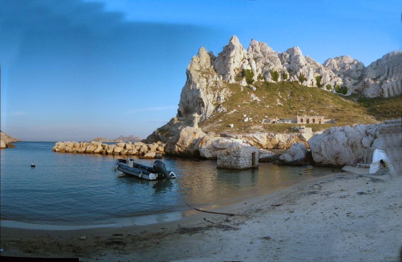 Sandee - Plage De La Baie Des Singes A Marseille