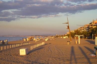 Sandee Beach Calafell Photo