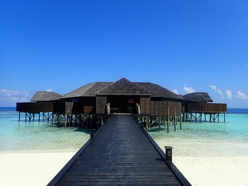 Sandee Lily Beach Resort & Spa At Huvahendhoo