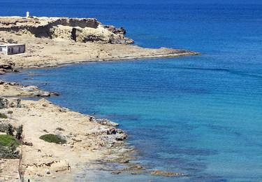 Sandee Sarakiniko Beach Photo