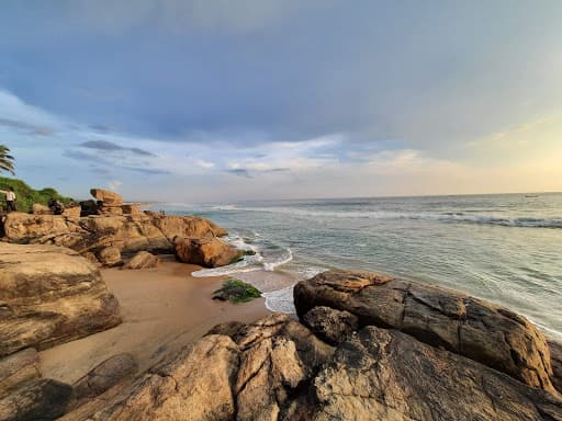 Sandee Azhimala Cliff And Beach Photo