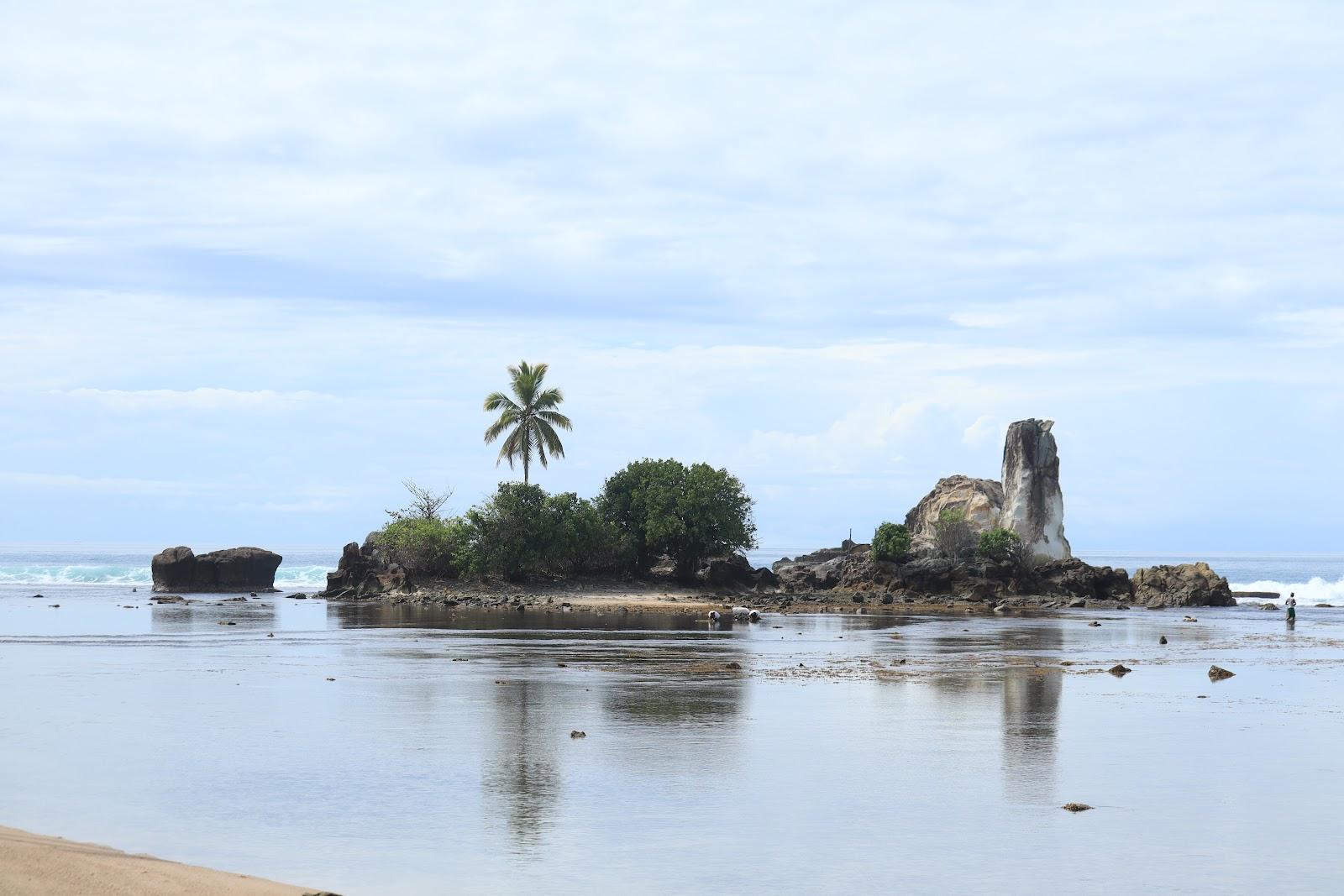 Sandee Pantai Karang Putih Cukuh Balak Photo