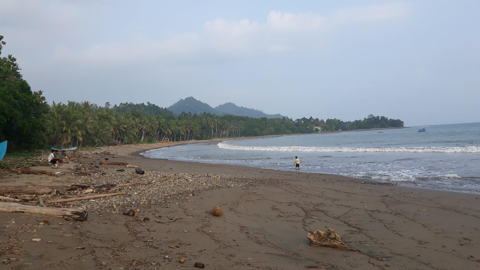Sandee Pantai Alvaro Indah