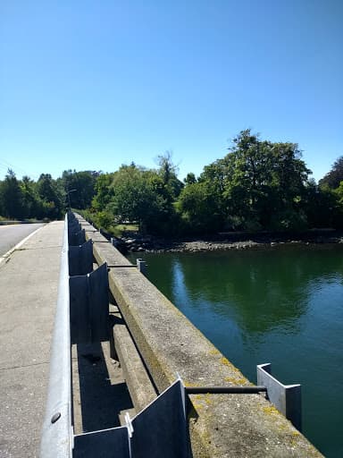 Sandee - Nanaquaket Bridge Waterfront Public Access Point
