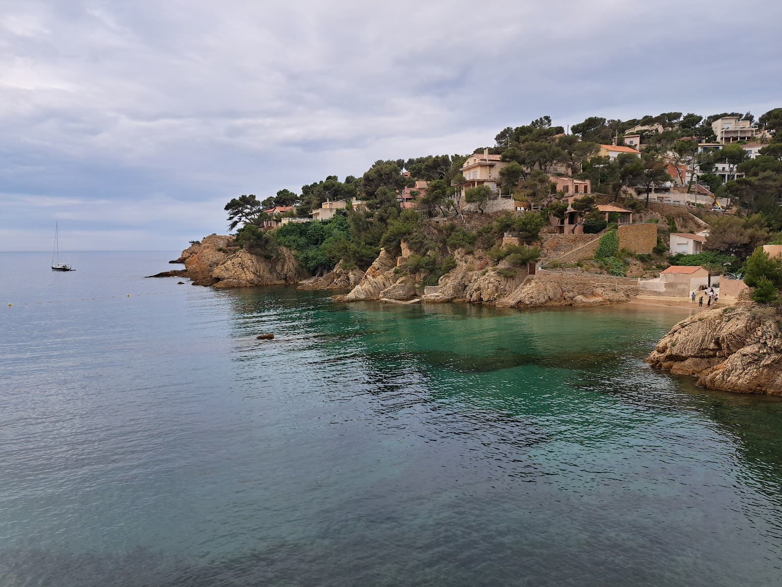 Sandee Plage De La Dugue A Ensues-La-Redonne Photo