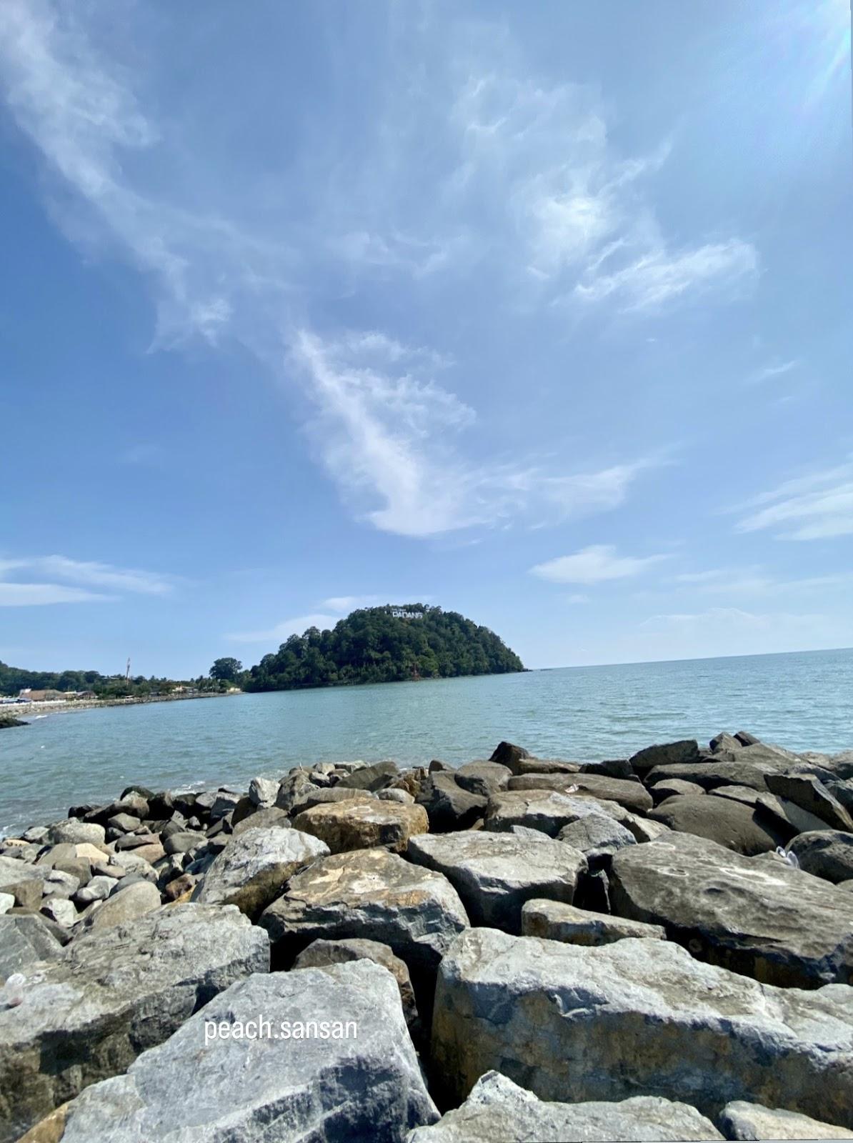Sandee Pantai Padang