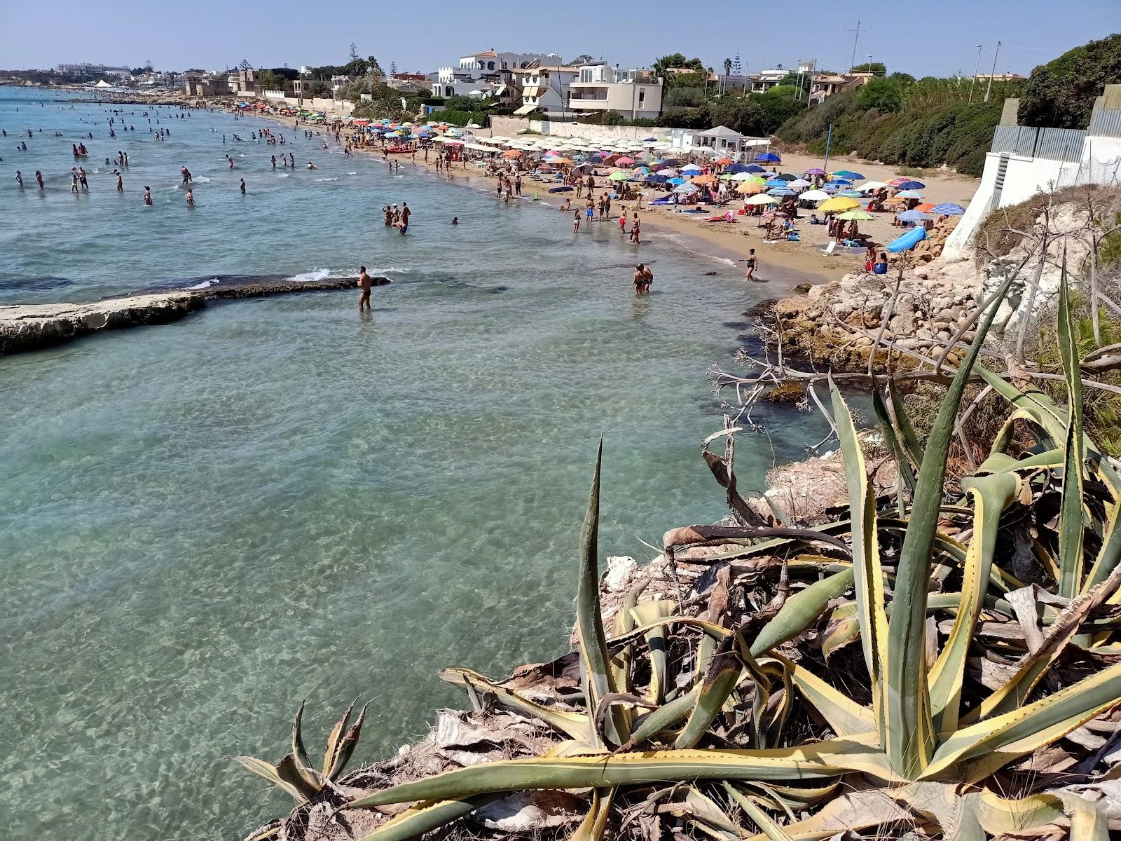 Sandee Spiaggia Libera Scoglio Bianco