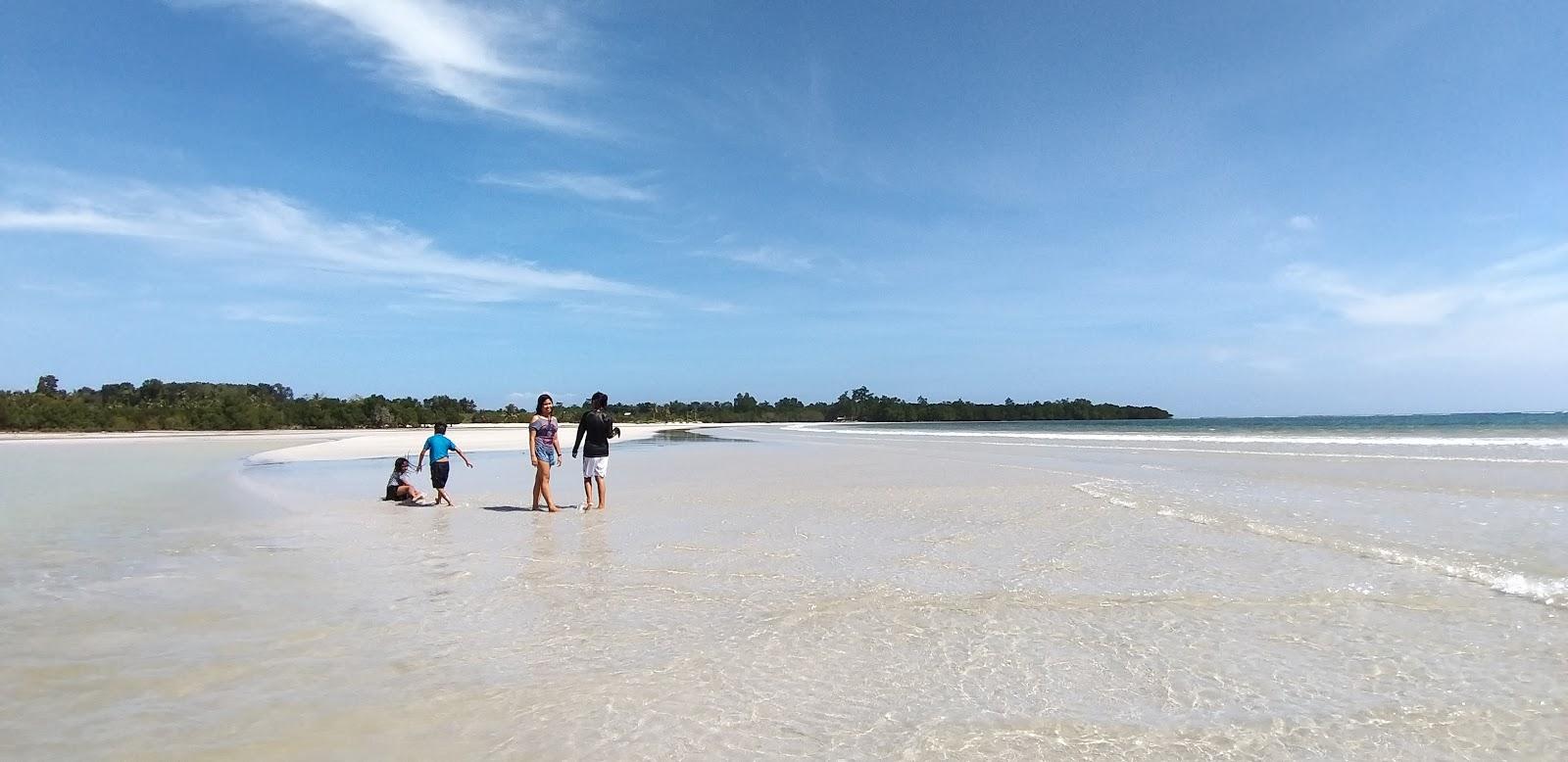 Sandee Puting Buhangin Beach Photo