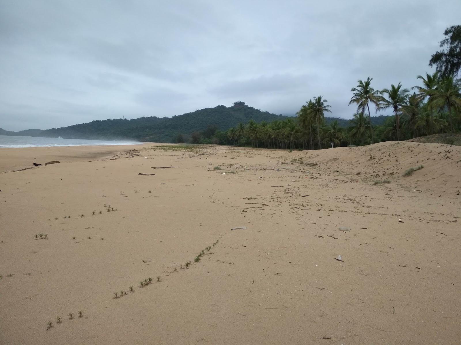 Sandee Mountain Beach Photo