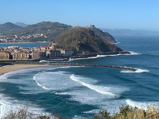 Sandee Zurriola Beach / Zurriolaka Hondartza Photo