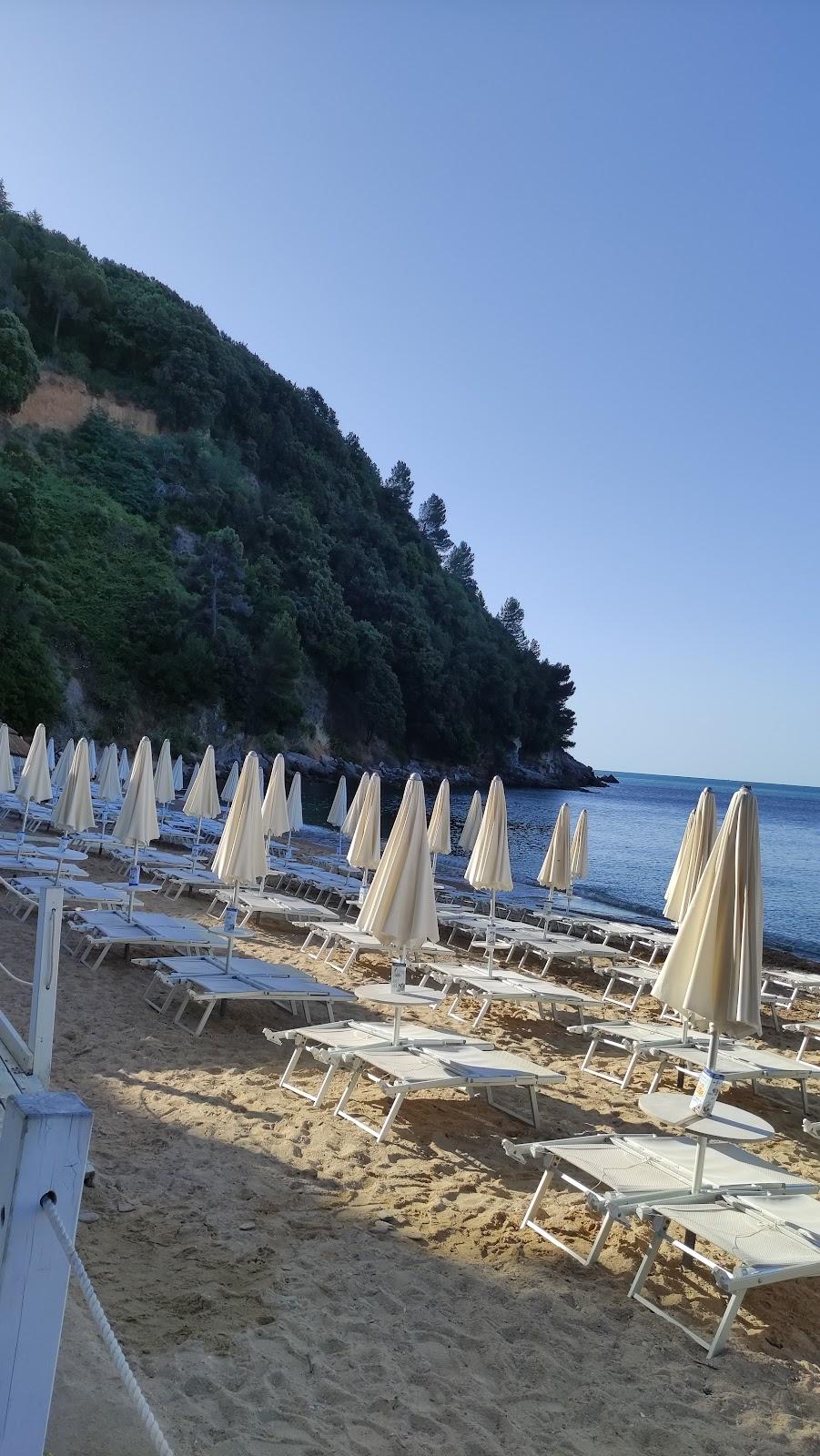 Sandee Cala Bianca Spiaggia Attrezzata