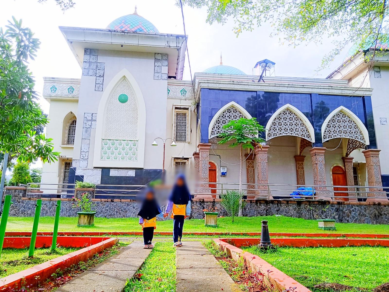 Sandee Taman Kota Sanana Beach