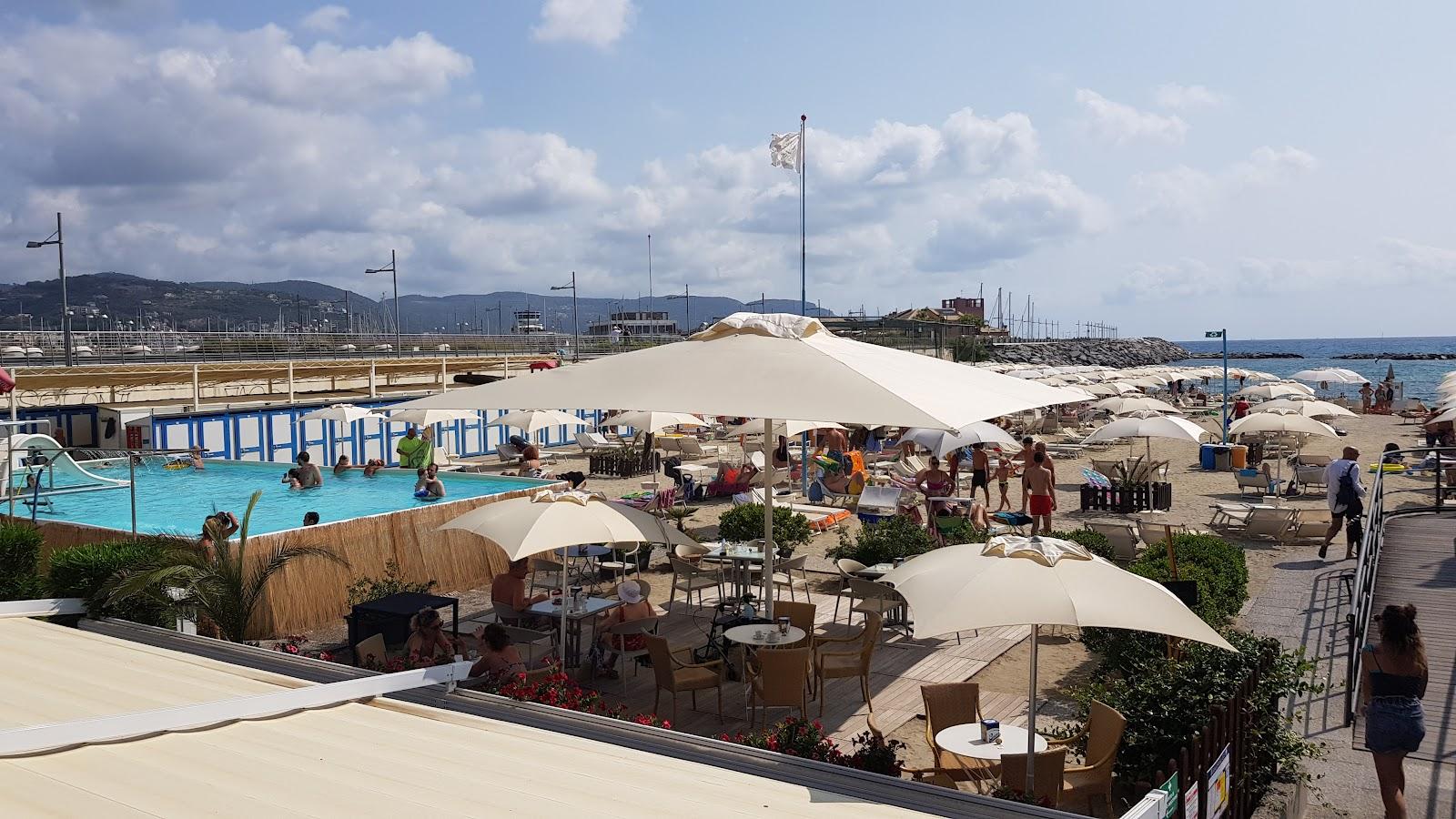 Sandee Varesina Beach