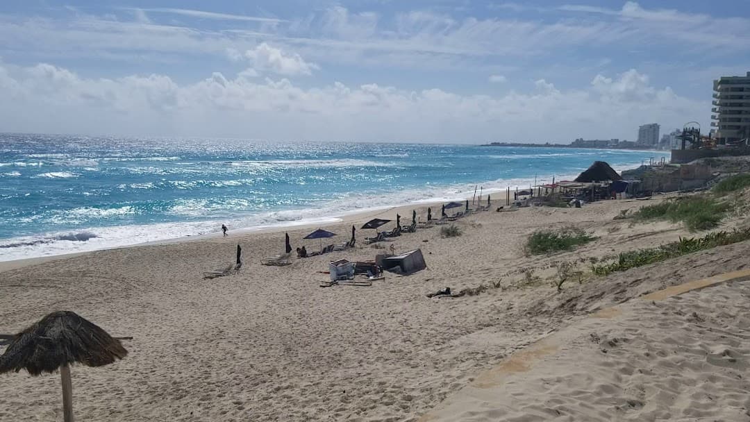 Sandee Banos Publicos Y Regarderas Playa Delfines Photo