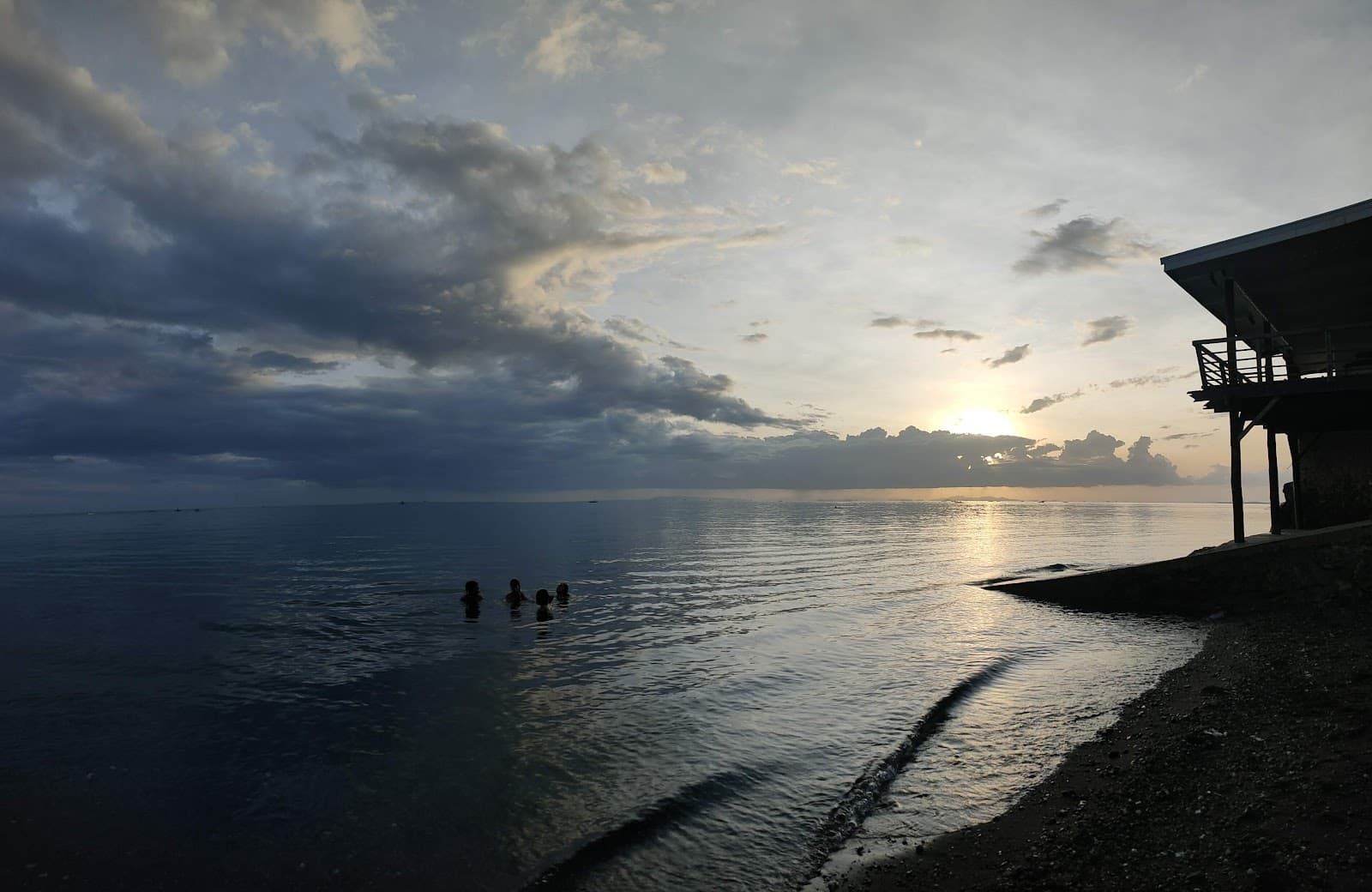 Sandee Hollins Beach Resort Photo