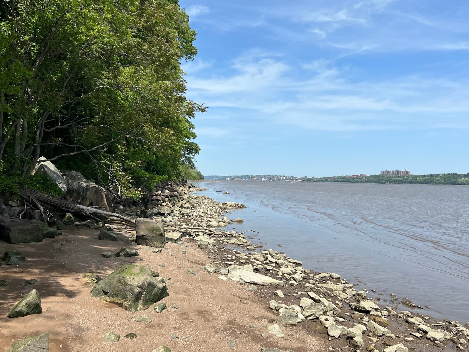 Sandee Undercliff Beach Photo