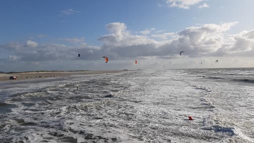 Sandee Kiten Am Strand Photo