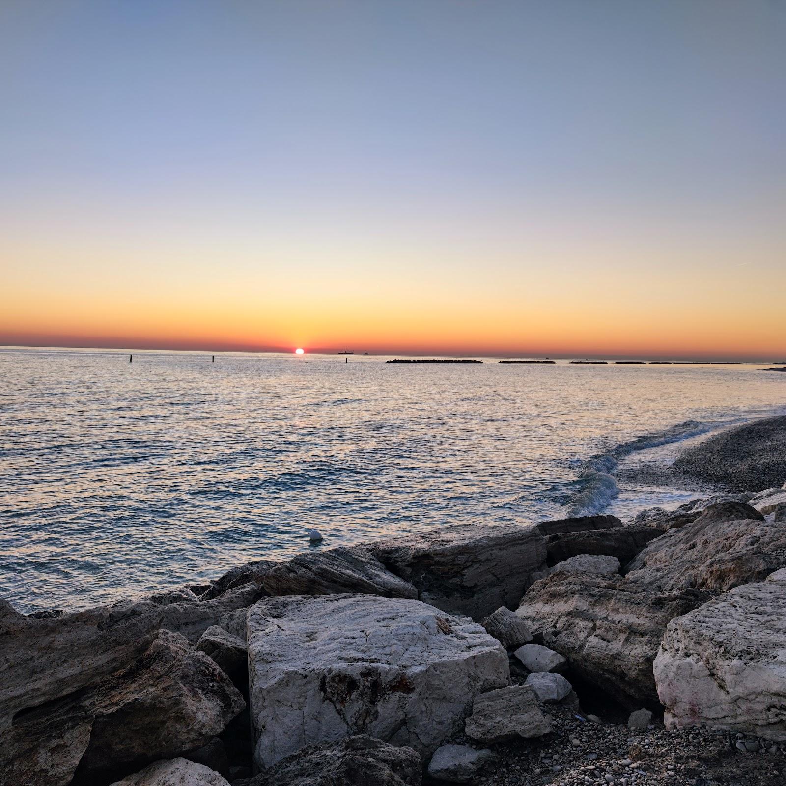 Sandee Spiaggia Libera Verde Mare Photo